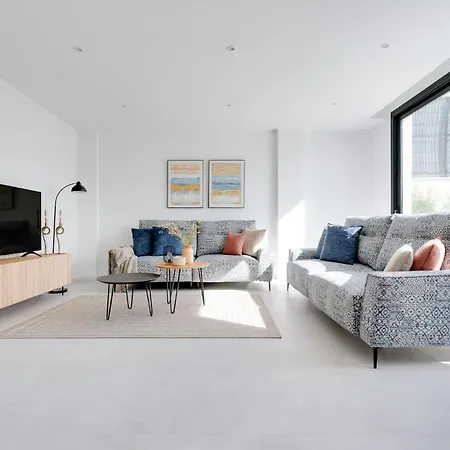 Modern Luxury In - By Welcomely * 폴로프